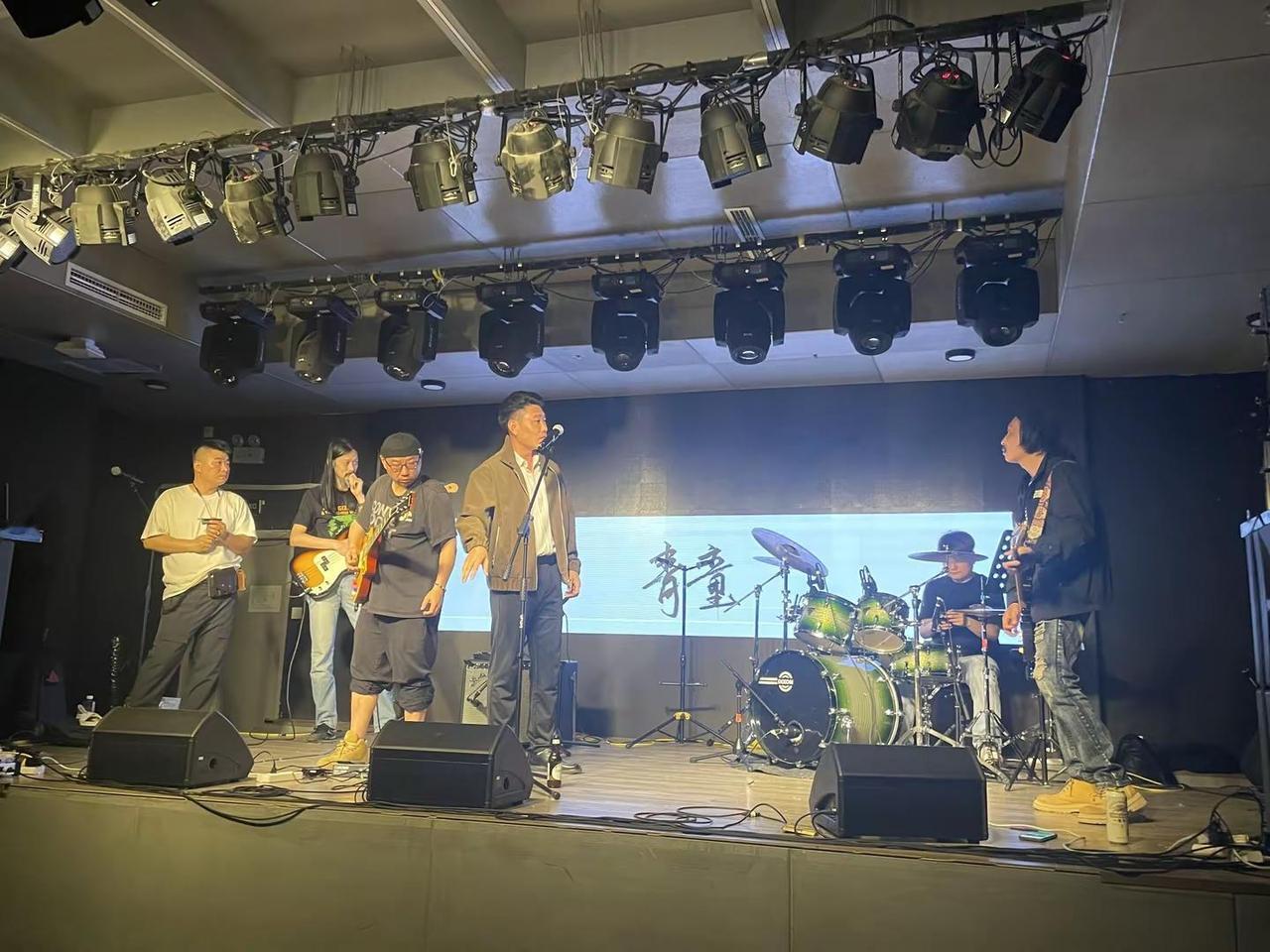 青童乐队地下演出时喝酒 童乐队边喝点酒边表演看出来了带一丢丢晕乎乎的感觉更尽兴有