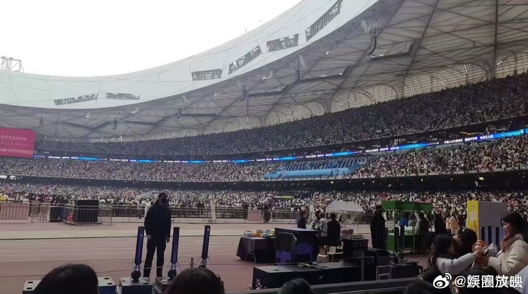 黄子弘凡鸟巢上座率黄子弘凡鸟巢首秀太燃了！全场座无虚席，这个上座率真的高，高级舞