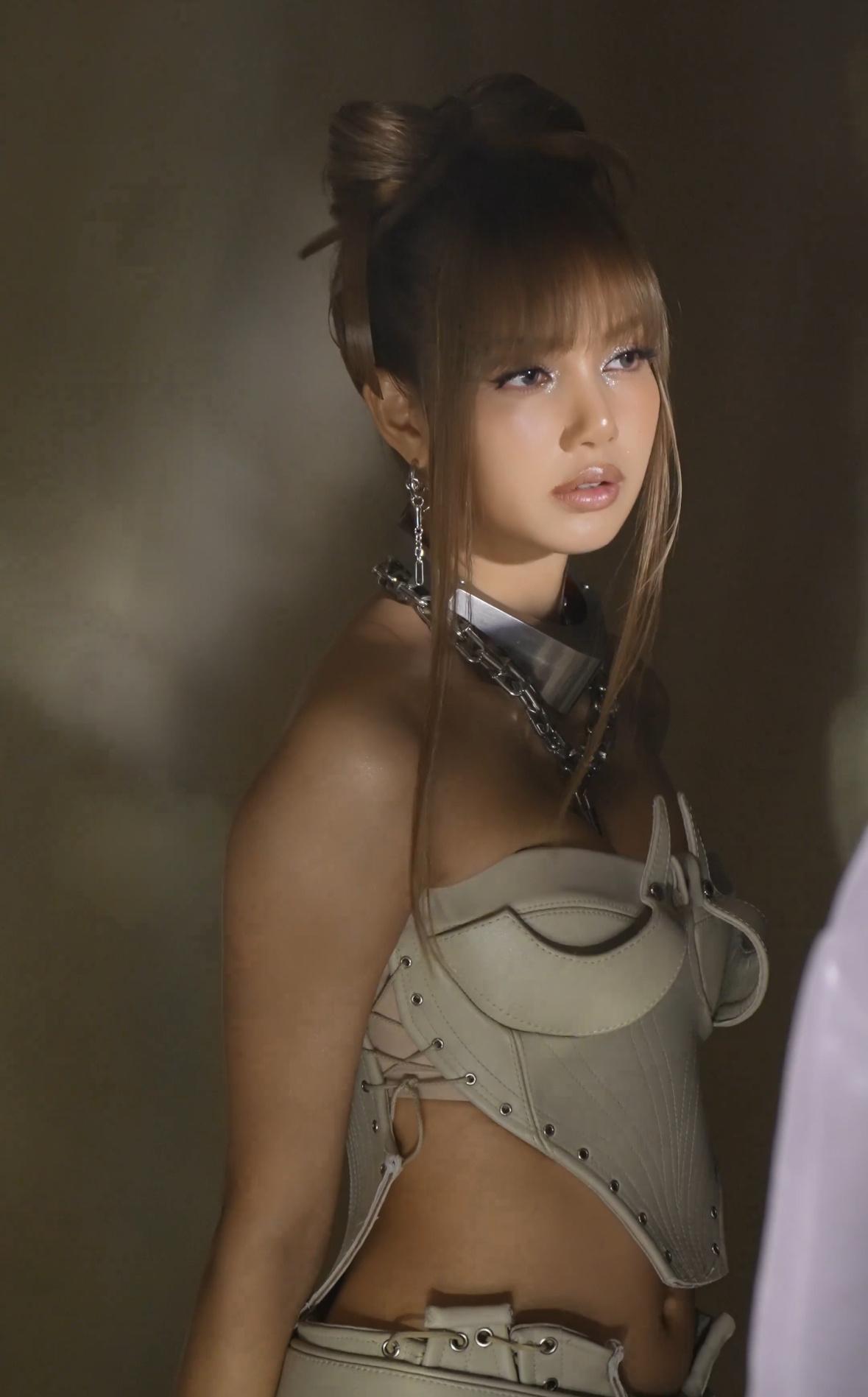 对时尚造型的驾驭能力真的很强，好身材加上好的舞蹈功力也是她魅力所在！