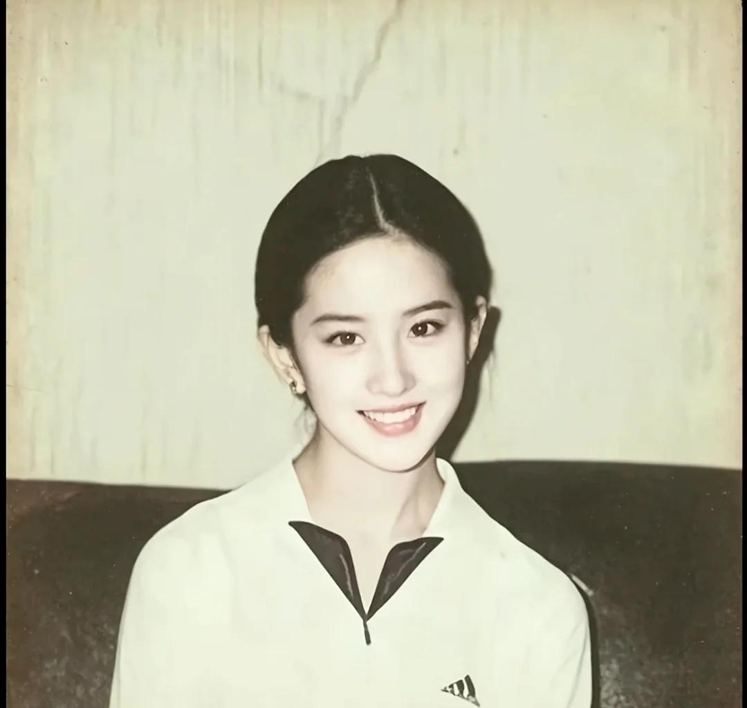 我爱你的方式贫瘠 看着你是其中一种
年代照片 最喜欢的女演员 明星旧照 早期的她