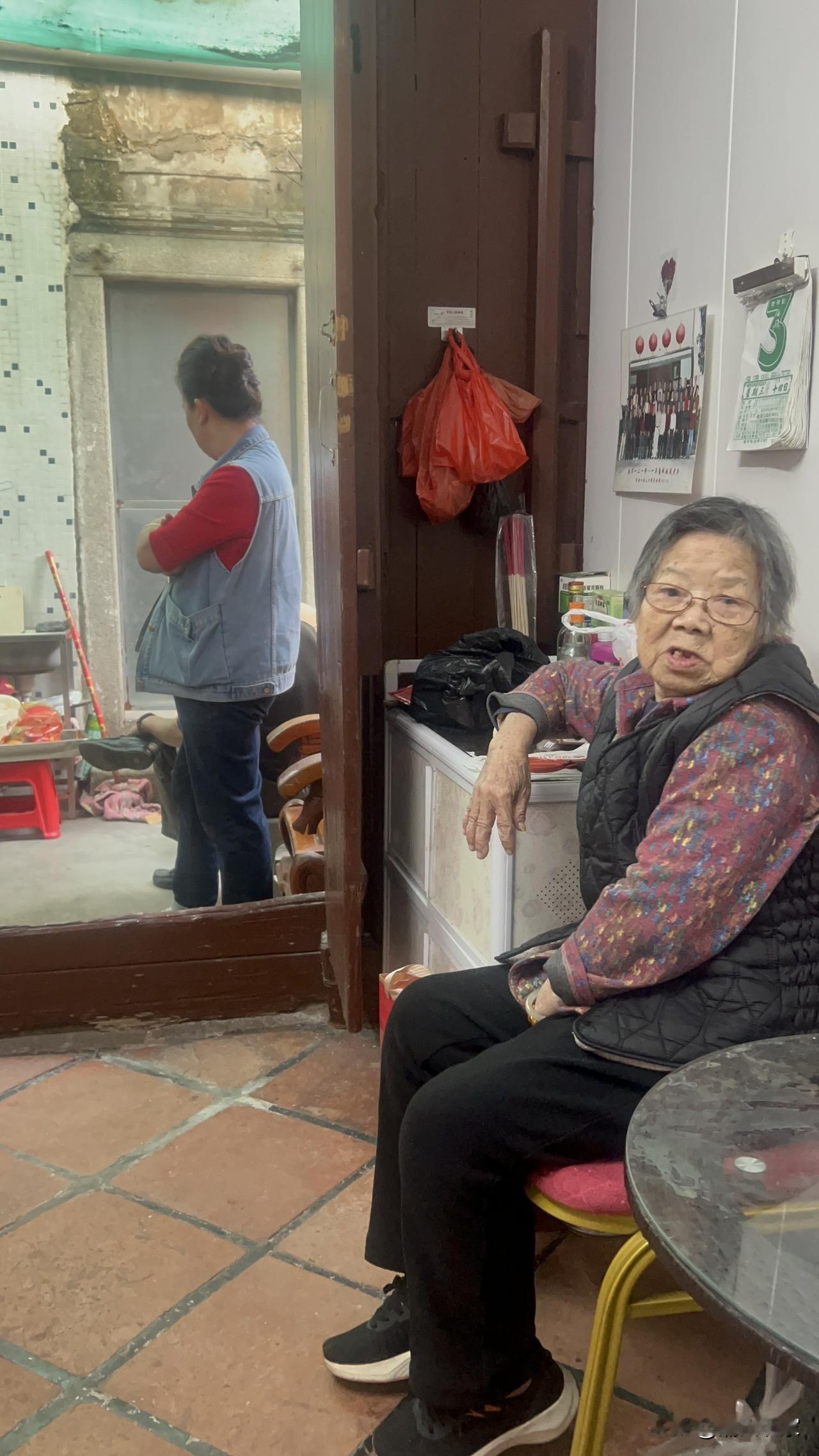 从小陪着我长大，看着我成家立业，现在在安享晚年，希望他身体健健康康，有空的话儿孙