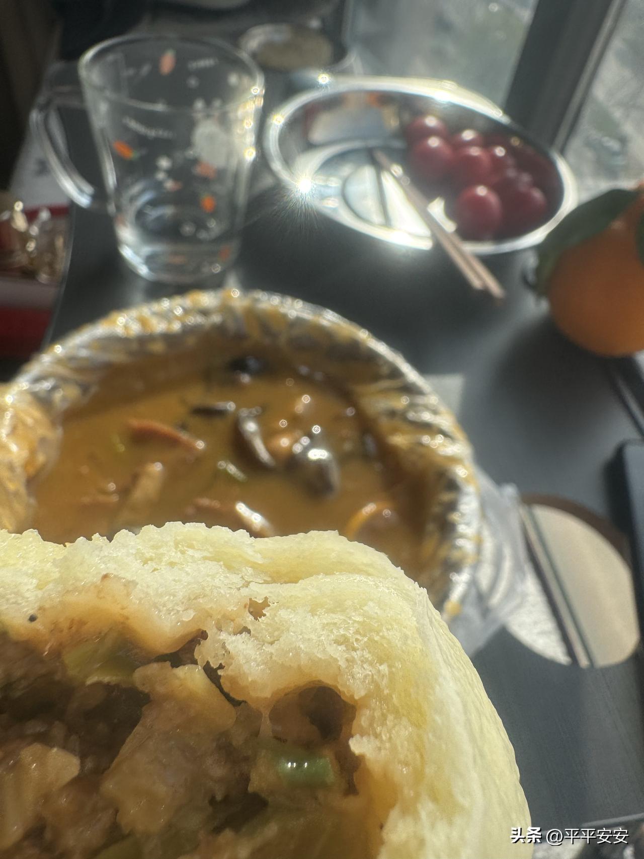 一口胡辣汤，暖到心坎里

盼了许久的胡辣汤，今天终于端到了面前。铝箔碗里的汤汁稠