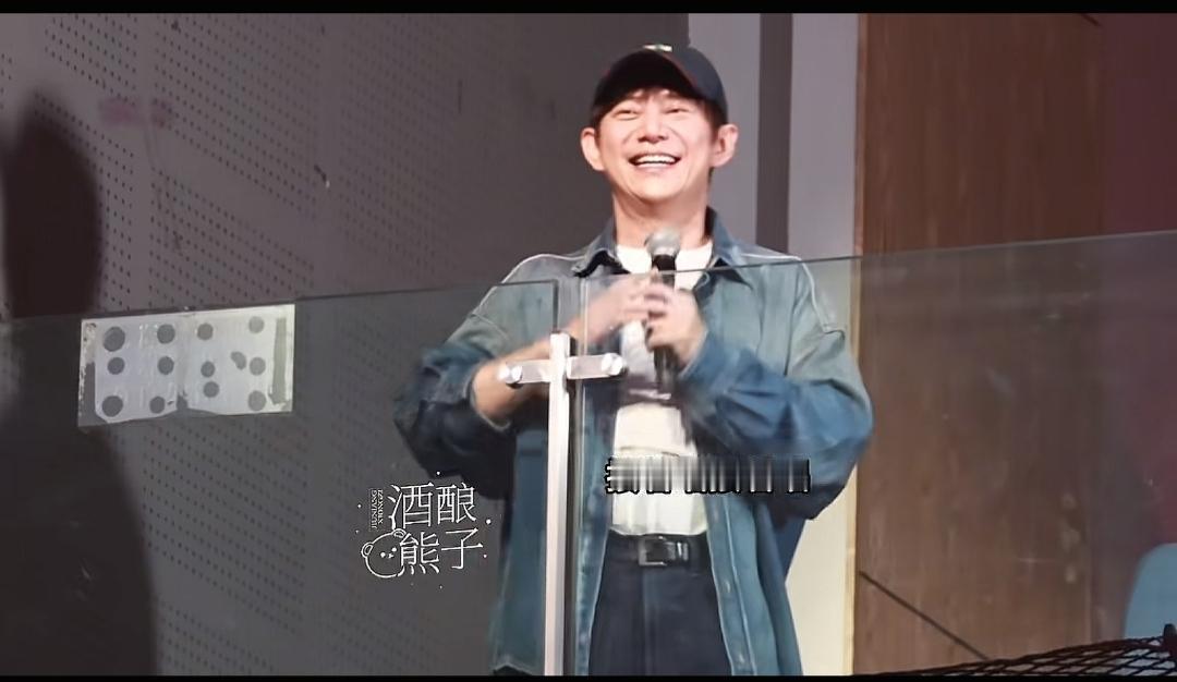 原以为谢娜开演唱会是胡闹，没想到她确实是有底气的。最大的底气来自老公张杰吧，他有
