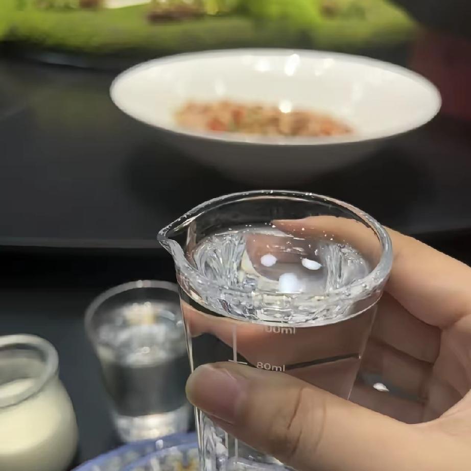 长大后终于看透一句特别现实的话：
人和人的关系，说到底就是钱的关系、利益的关系。