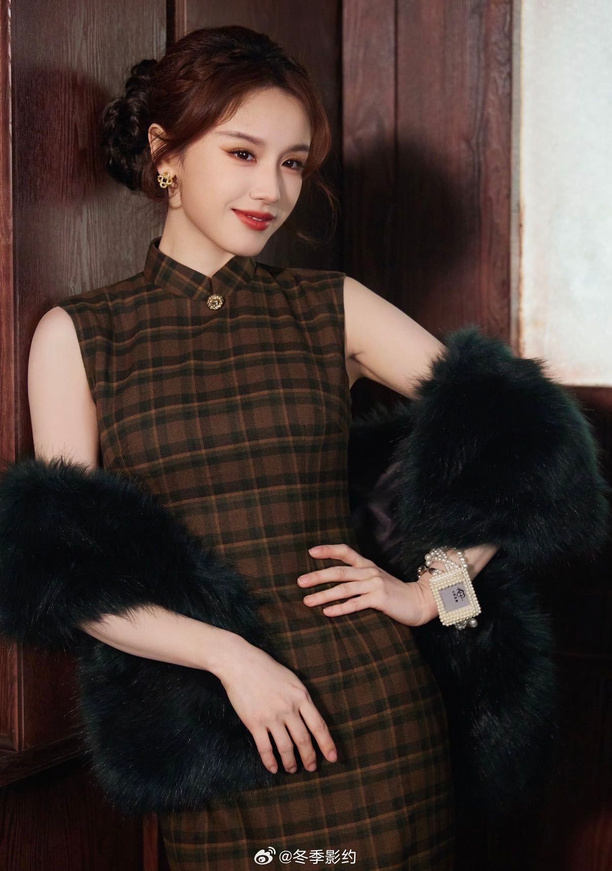 大侦探NPC颜值大侦探 首期甄行长民国妆造绝了！复古波浪卷配旗袍，一颦一笑都是画