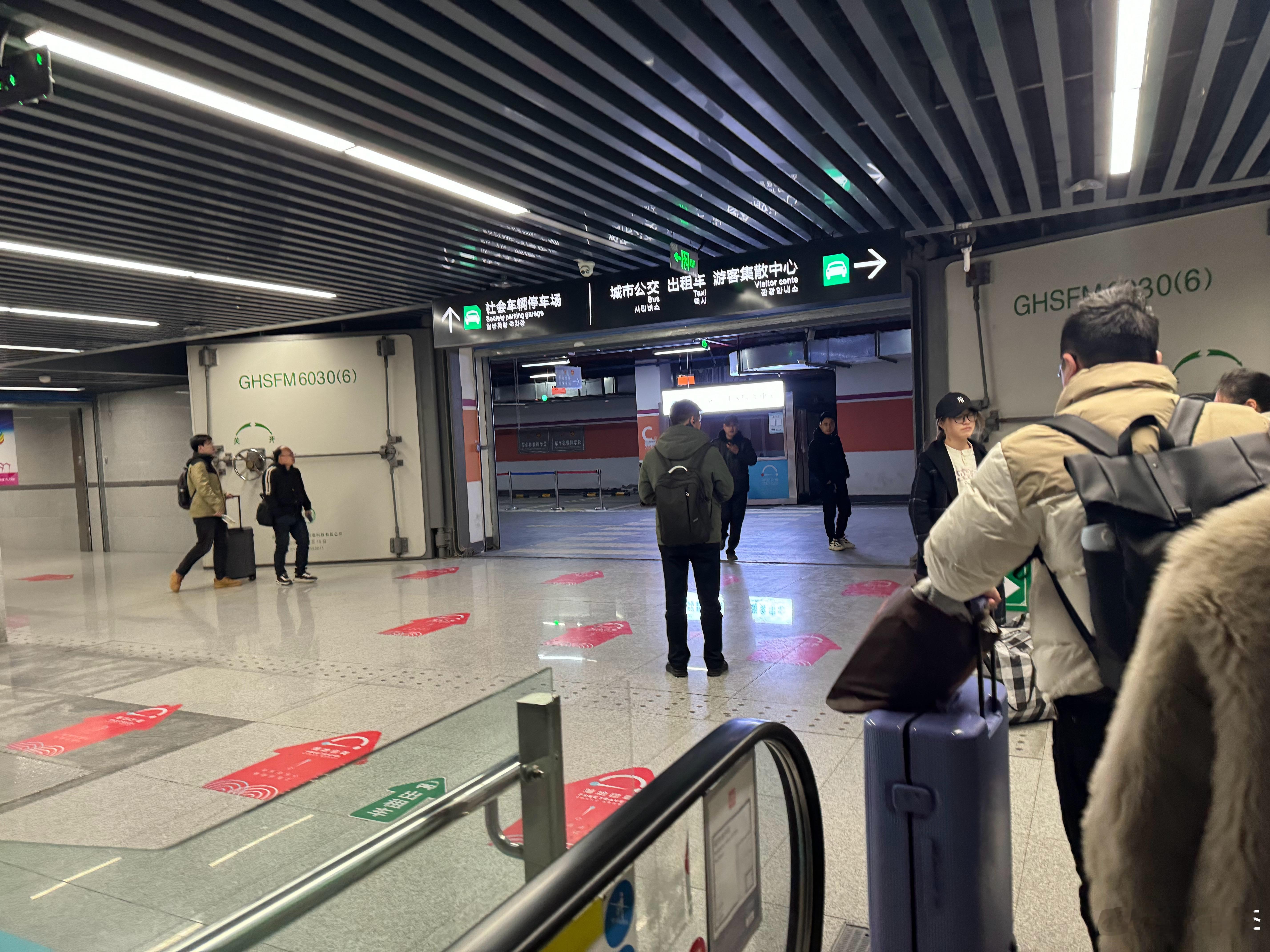 高铁坐了6小时，终于到盐城了。大丰区的高铁站这边有点意思，出站后，一边是拉私活的