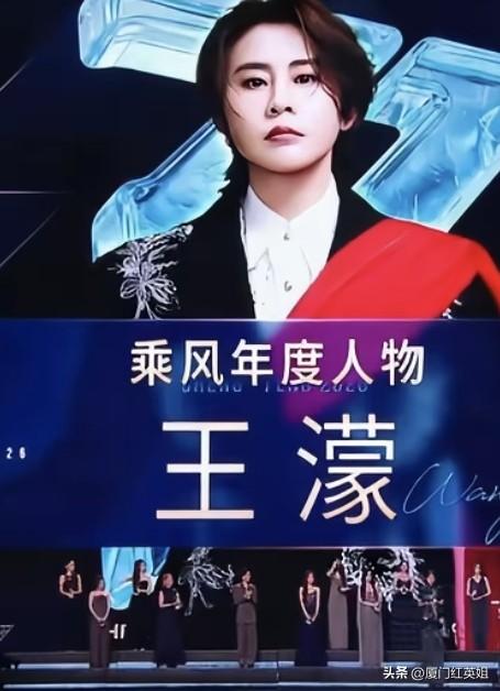王濛的3个月
从金牌领奖台到乘风年度人物从冬奥领奖台上
她推掉冗长群访
寥寥几句