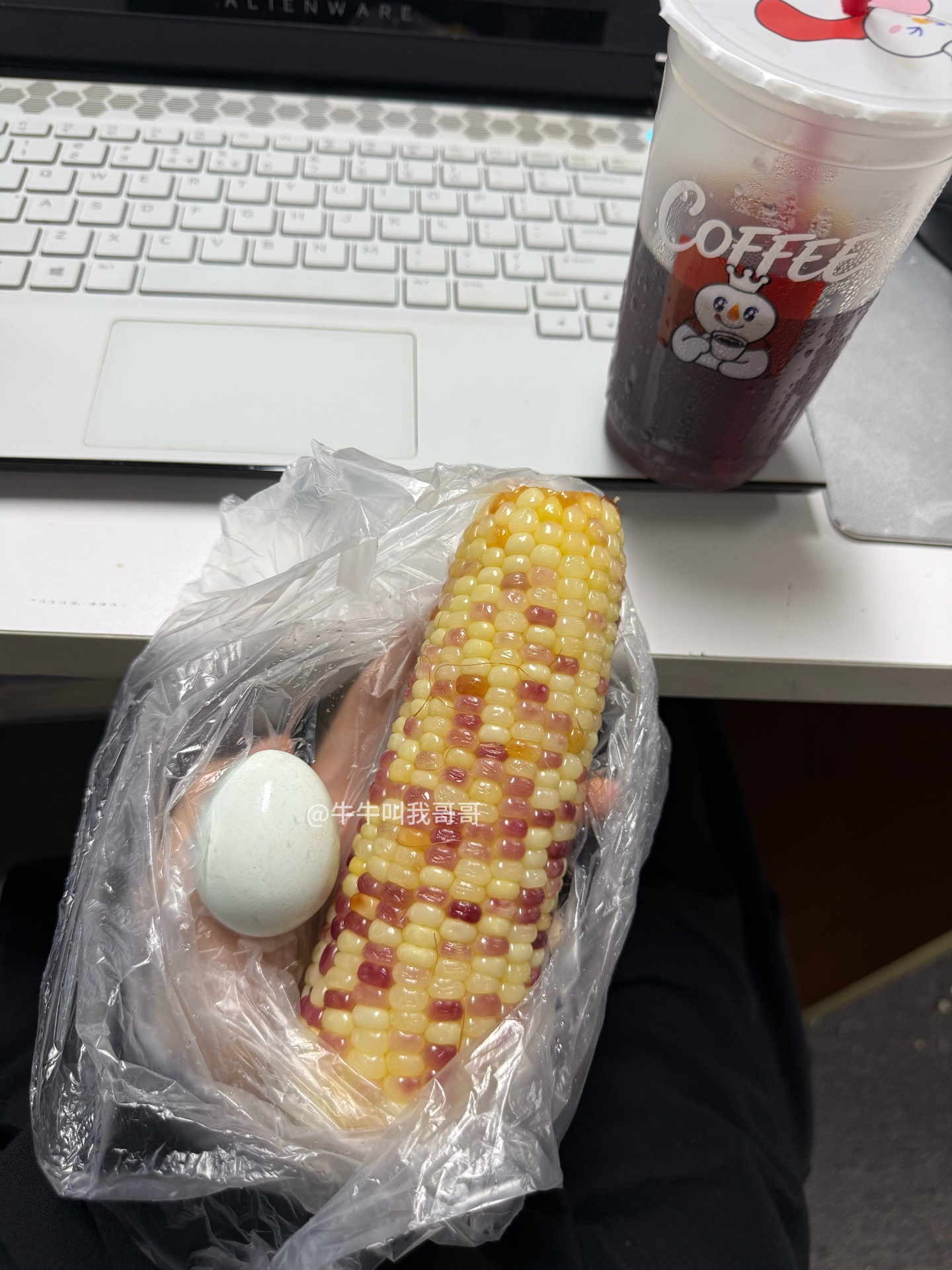 今天的工作餐！黑咖啡玉米鸡蛋今天吃一整根玉米吧（方便又不胖的一顿）双十一要到了闺