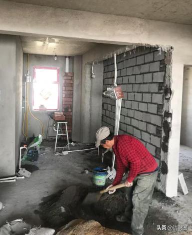 太膈应人了！辽宁大连，楼上邻居翻新房屋时，竟然悄摸摸的将卫生间改到了厨房位置。每