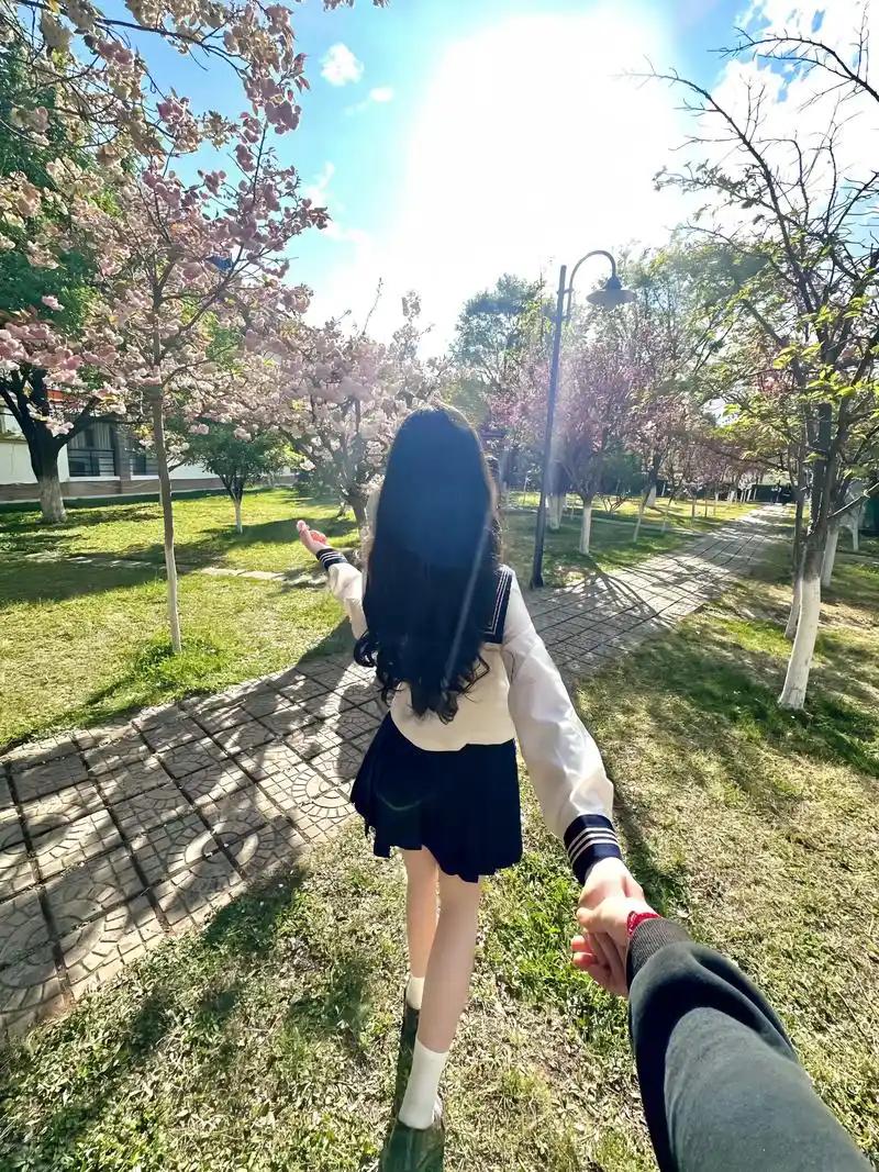 儿子已经读大三了，到现在为止还没找女朋友，作为家长到底要怎样暗示他，让他去经历一