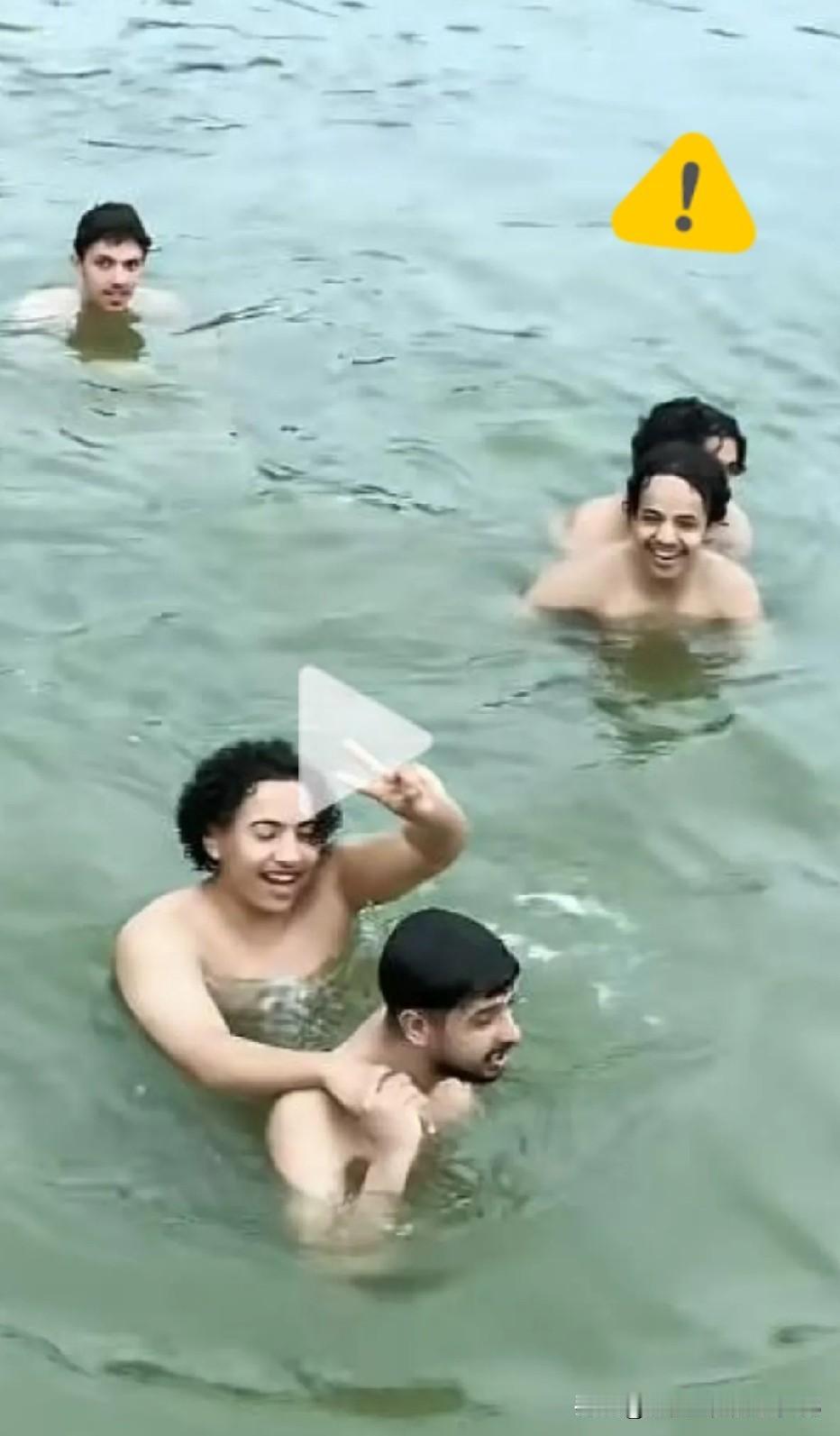 今天东湖这事儿，我也碰上了。

远远就看见湖边围了一群人，走近一看，是印度的游客