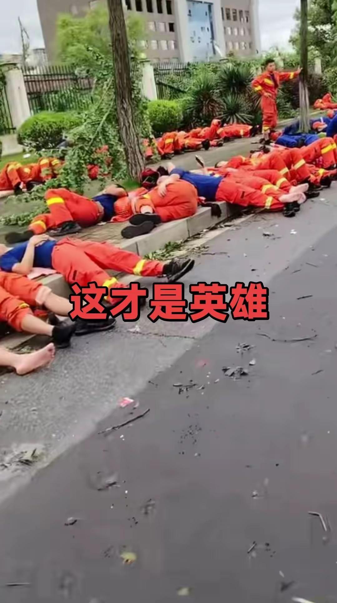 看到这一幕真是让人心疼，只有我们的官兵才能做到啊！

广西这场水灾牵动着全国人民