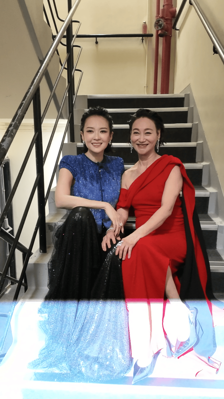 章子怡惠英红金像奖后台合影章子怡惠英红自古红蓝出CP第44届香港电影金像奖后台名