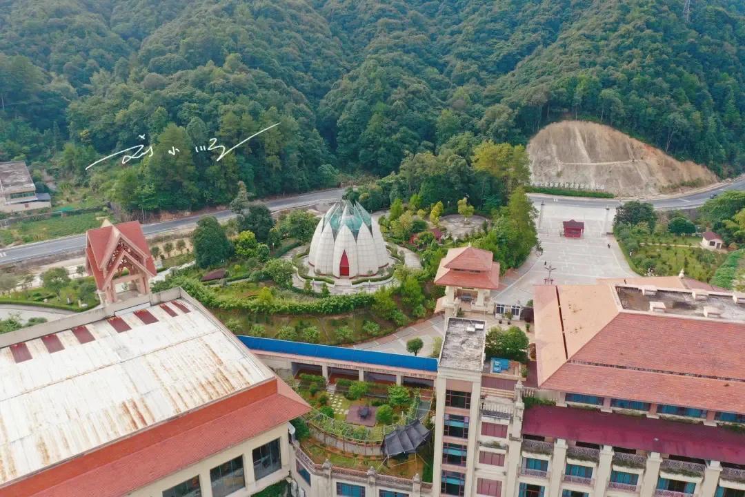 在广东省韶关市曲江区的“经律论文化旅游小镇”里，据说有一尊价值50亿缅币的“翡翠