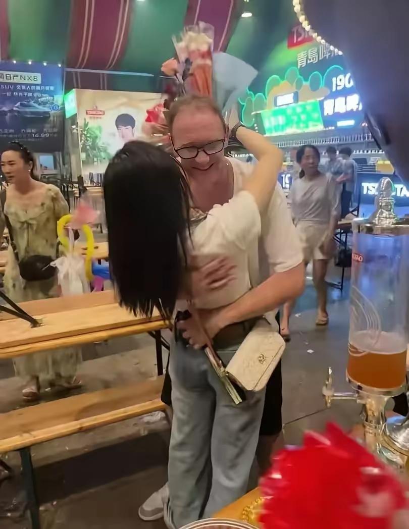 青岛夜市低成本求爱爆火！看似浪漫，实则藏着女生最难的社交困境
 
青岛夜市一幕刷