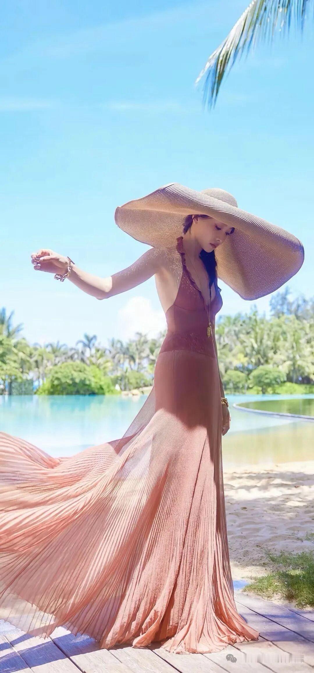 宋茜
檐下的海
 
草帽的弧度，是海的波浪
在眉骨上，圈出一整片晴朗
金链垂落，