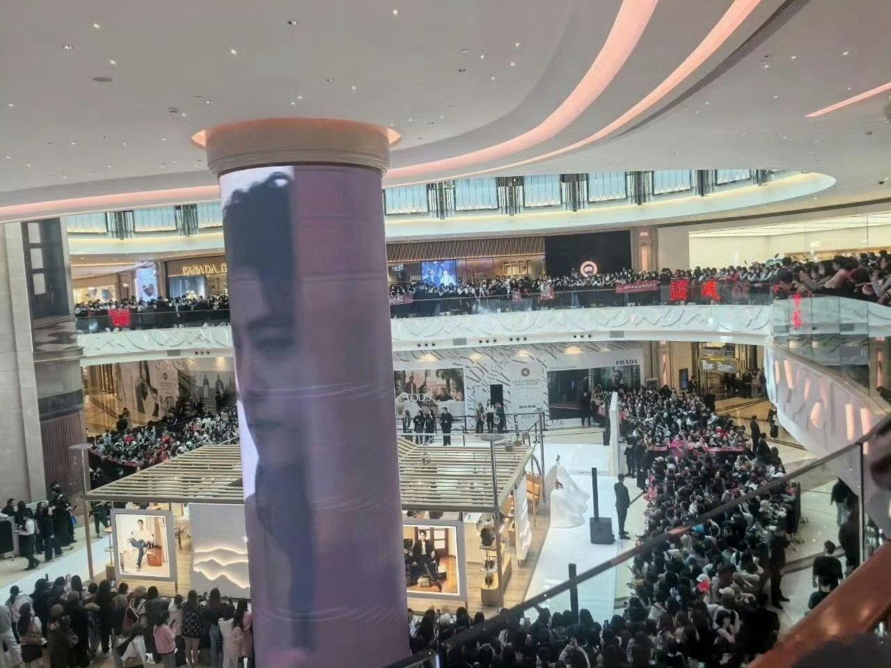 今天才知道有外场活动，一下来了那么多人，全国各地都是小飞侠 