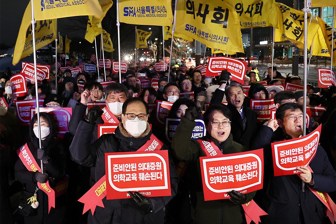 5.9万韩国人按下了同一个按钮，要求把中国游客挡在门外。
 
韩国国会8月31日