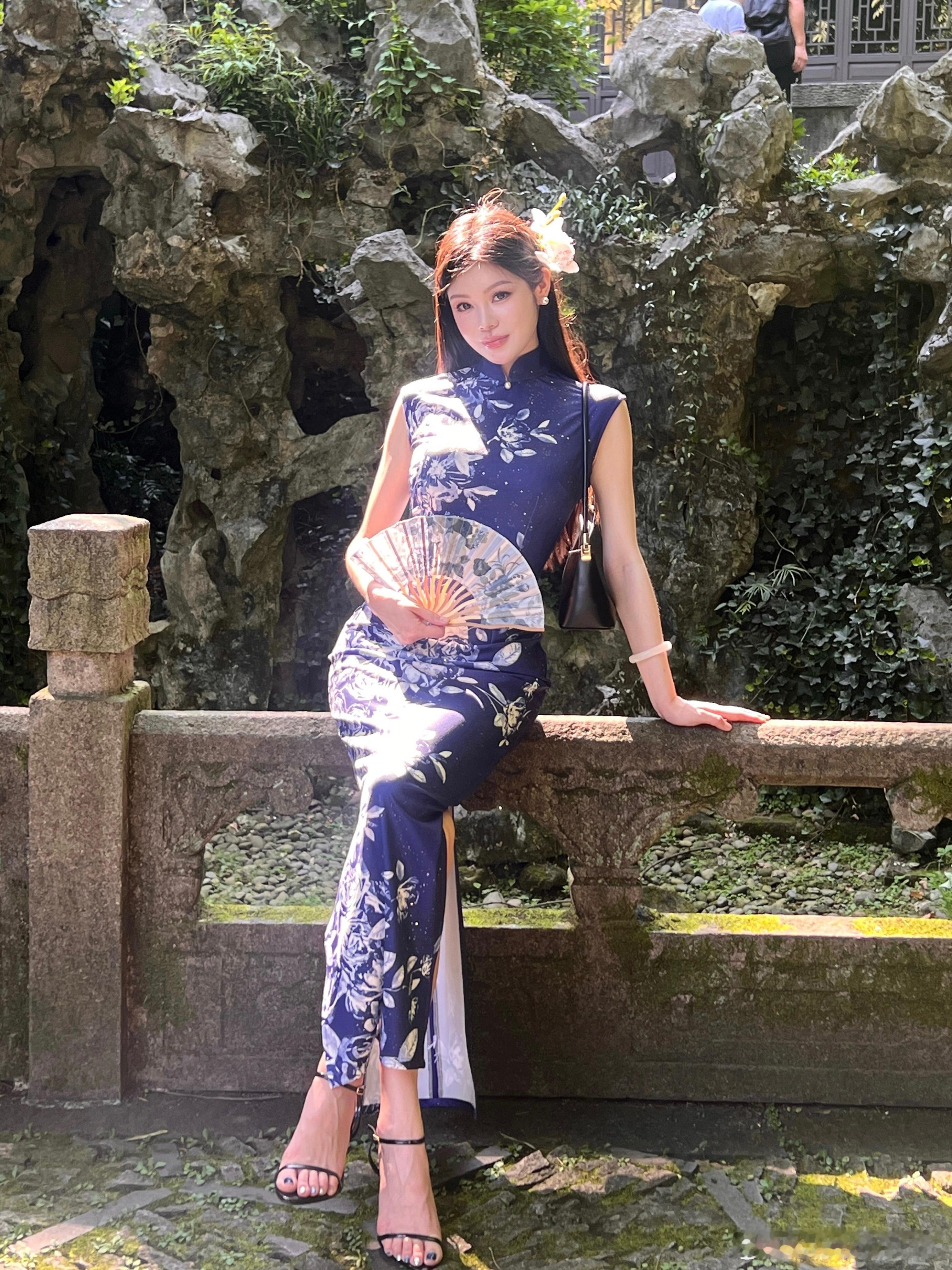 瓶身描绘的牡丹一如你初妆亿点曝光计划旗袍  ​​​