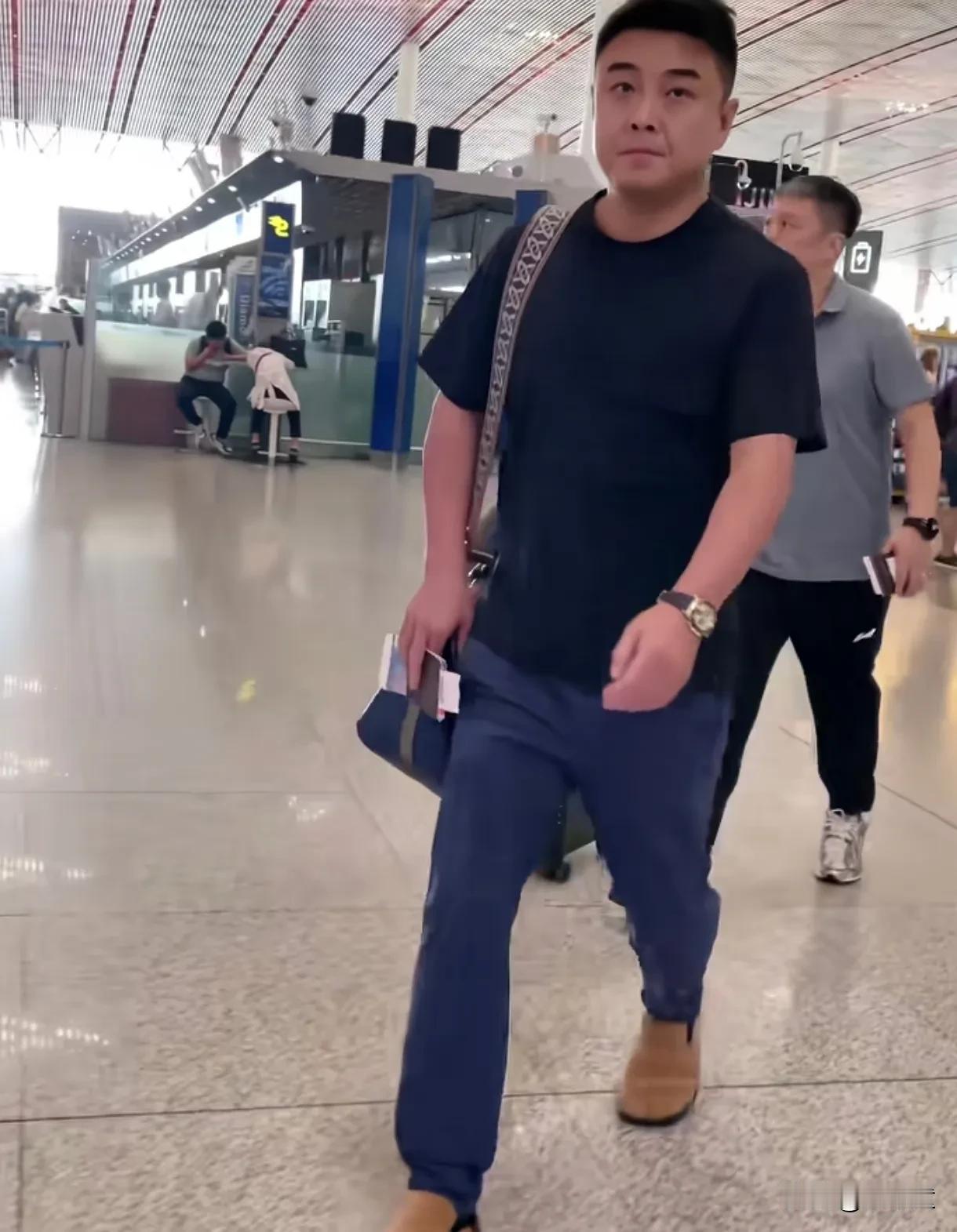 说王艺迪有八百个力气，一点也没有夸张！
国乒出发参加瑞典大满贯，其他人都是一只手