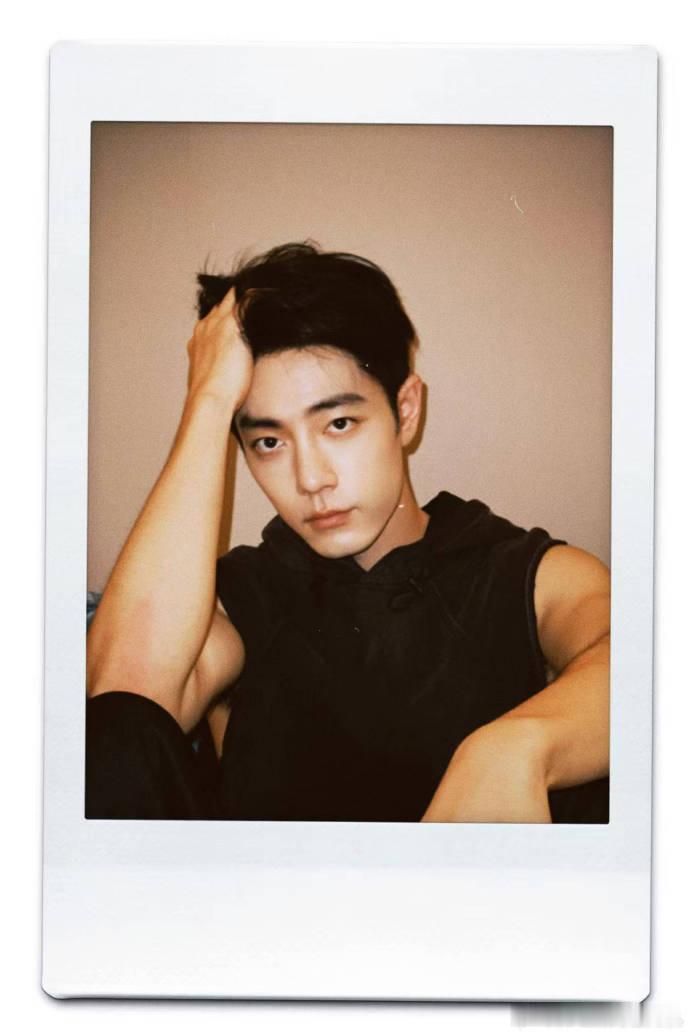 肖战工作室发肖战新拍立得肖战的新拍立得  肖战的新拍立得，肖战工作室发肖战新拍立