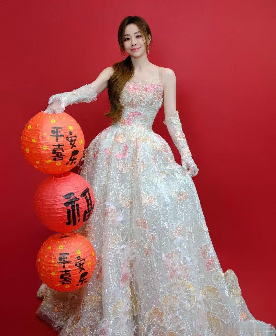 张靓颖行走的CD 十二年一个轮回，从合唱到独挑大梁，在马年春晚的舞台上又一次封神