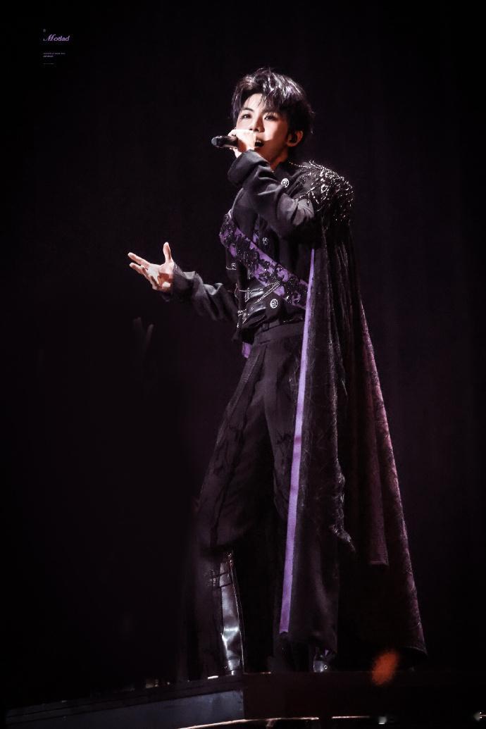 马嘉祺 吸血鬼伯爵疯狂打call！马嘉祺的吸血鬼伯爵造型太绝了，高贵典雅的紫色完