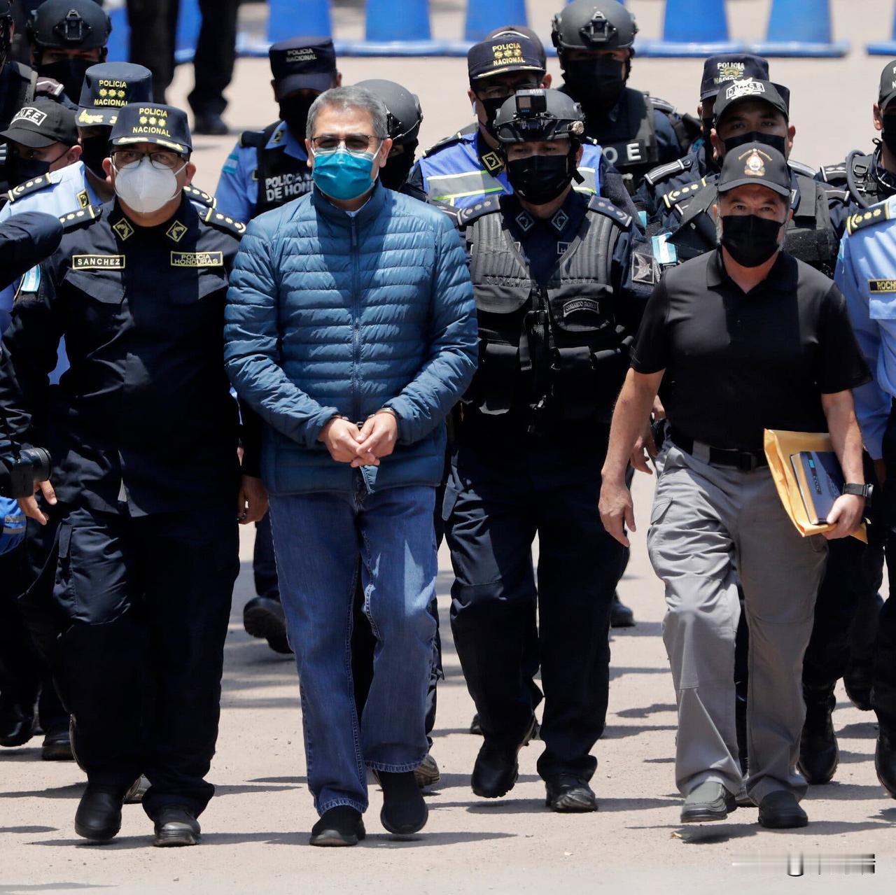 突发：特朗普总统赦免了洪都拉斯前总统胡安·奥兰多·埃尔南德斯，他此前因贩毒和非法