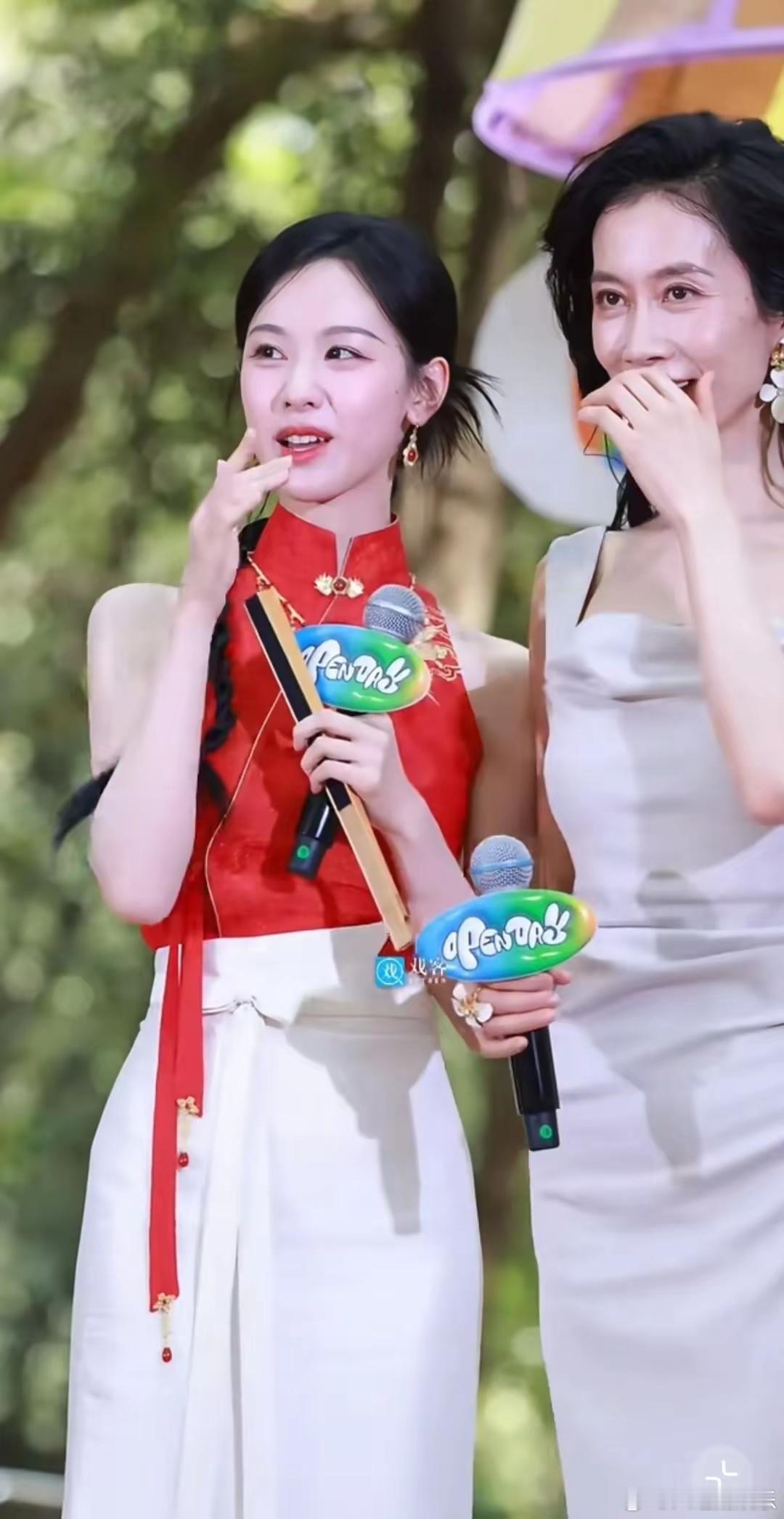 陈都灵温峥嵘牵手贴贴陈都灵和温峥嵘同框比美，两人年纪虽相差15岁但颜值上都好高啊
