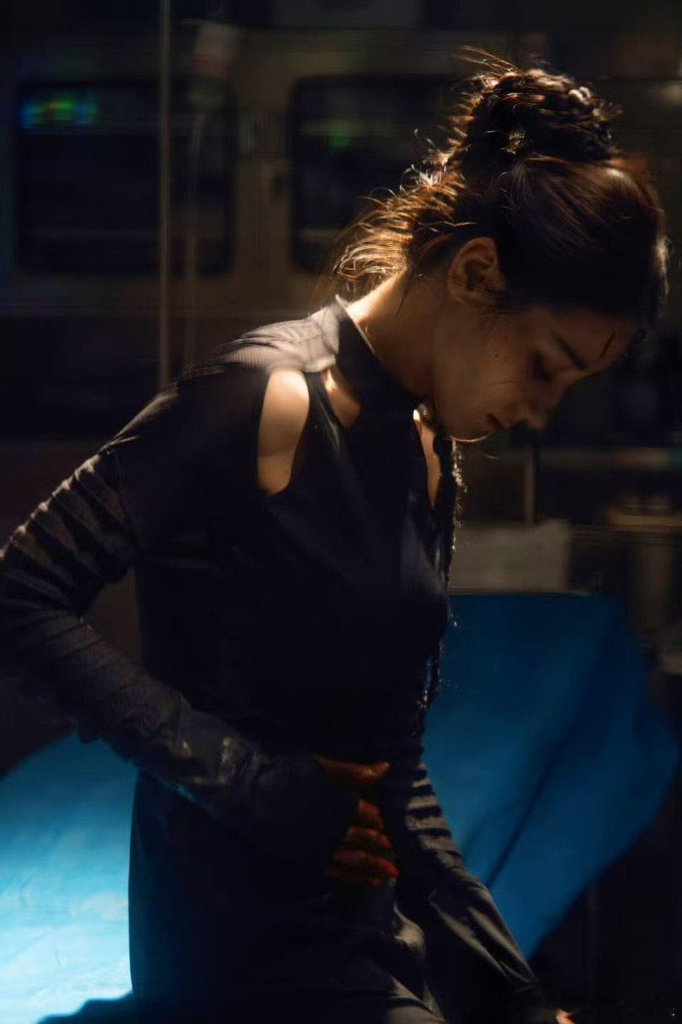 迪丽热巴聂九罗打戏幕后迪丽热巴聂九罗打戏幕后花絮这打戏看得人头皮发麻！饰演的聂九