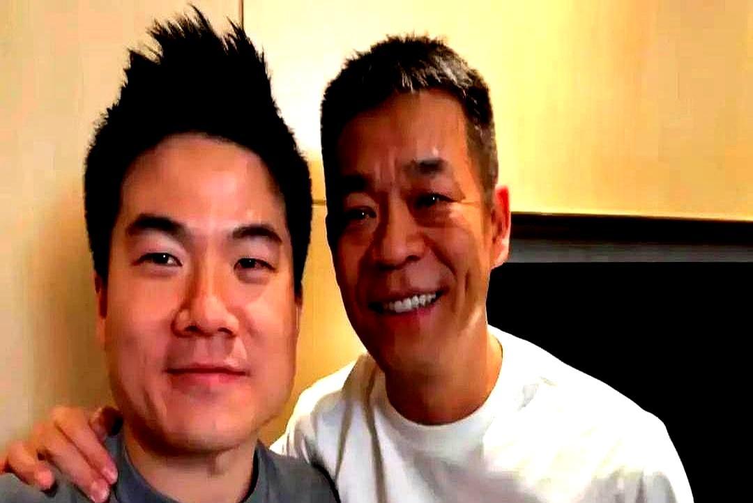 55岁张嘉译头发全白，弓着背走路都费劲，大年三十前夜，竟被董宇辉拉去街边啃肉夹馍