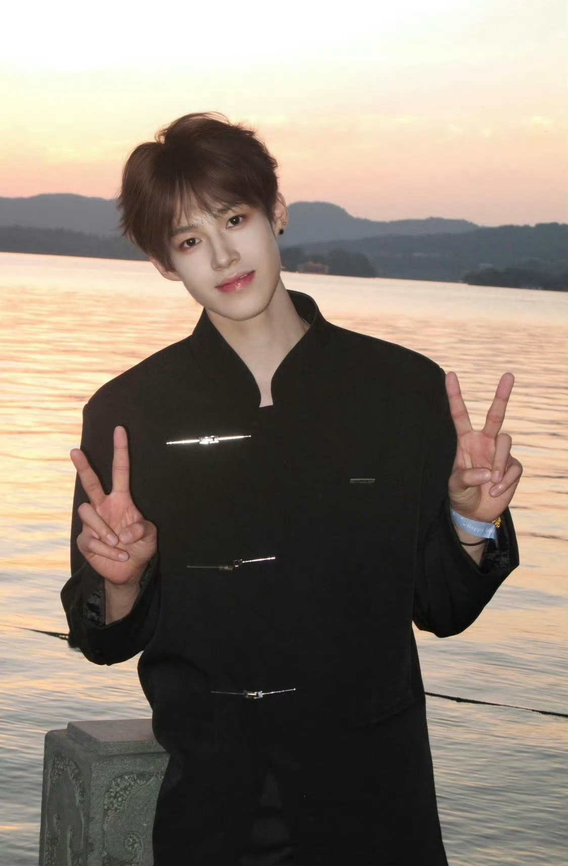 韩汶栩宣布恋情韩汶栩选择直面粉丝坦诚官宣恋爱，坚守了自己早前不隐瞒感情的承诺。一