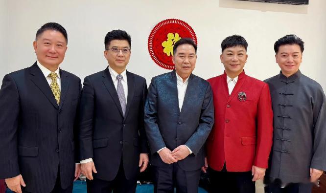 梨园名角儿同框。
豫剧表演艺术家李树建站C位，其他4位京剧名家站一旁，很正常哦，