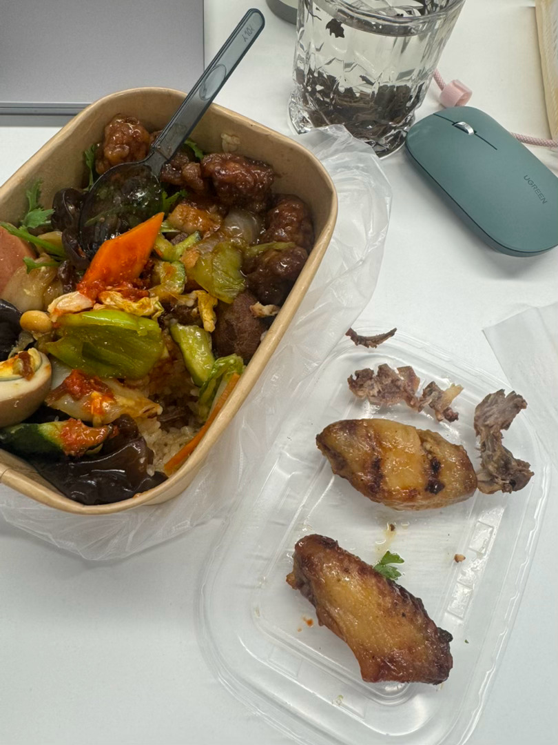 同事自己做的鸡翅 特别特别美味 本来就没带几个还给我们一人分了两个真心羡慕做饭好