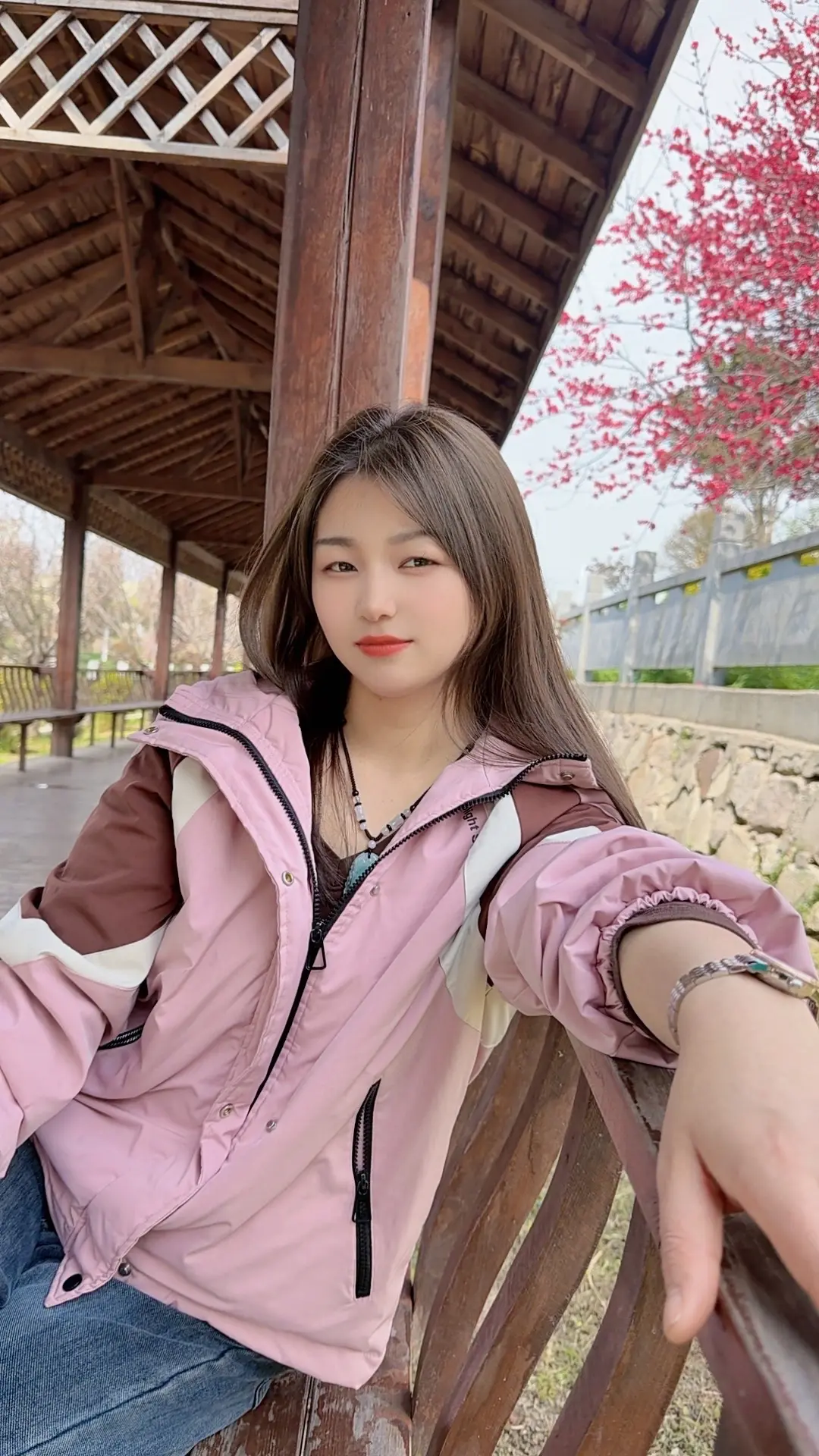 雨濛濛情深深，你入了我的心，三月里的桃花源桃花也醉了春，我望着桃花等着...