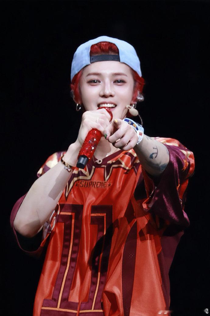 鹿晗脸上贴了创可贴 就算贴了创可贴，颜值还是稳稳在线鹿晗的脸怎么了