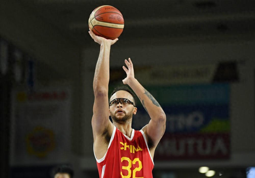 NBA球员李凯尔国籍已改为美国 据NBA官网的最新信息显示，李凯尔的国籍已经变更