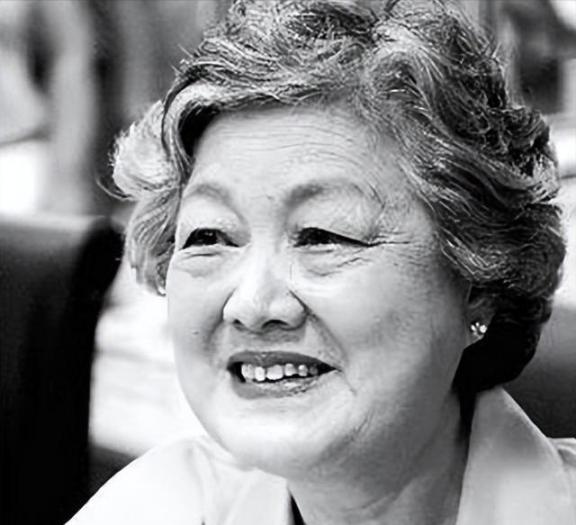 2008年，章含之因病抢救无效去世，正当女儿准备将母亲与乔冠华和合葬在一起时，护