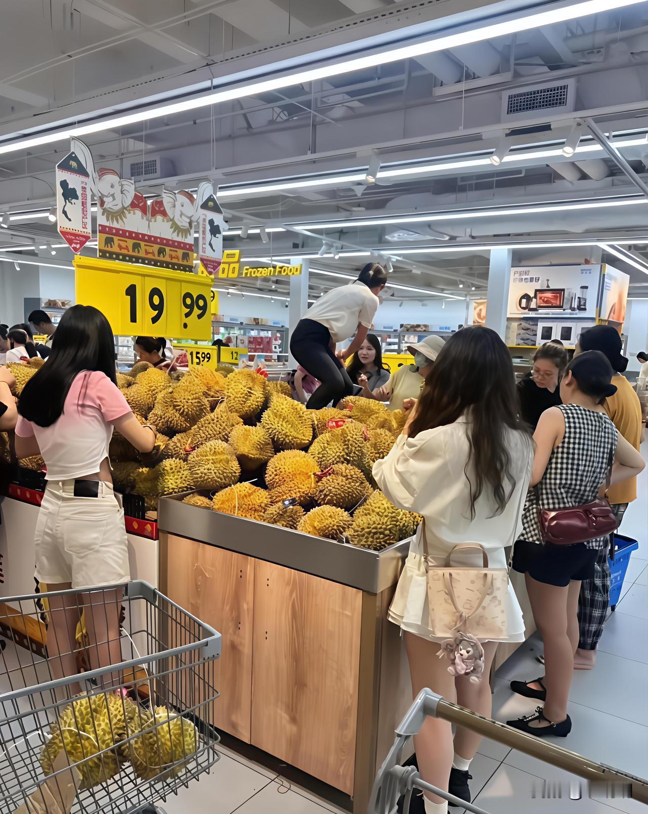 发现没，水果店里挑榴莲的好像都是女的。偶尔看到有男的买，一问，十有八九是帮老婆或
