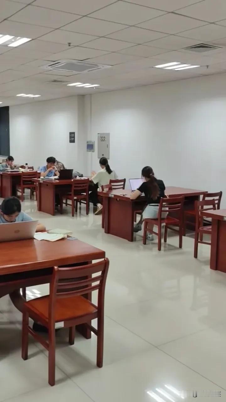 你说杨同学有多聪明？当年南方都市报记者通过多方打听到杨同学的手机号，问她公众号发