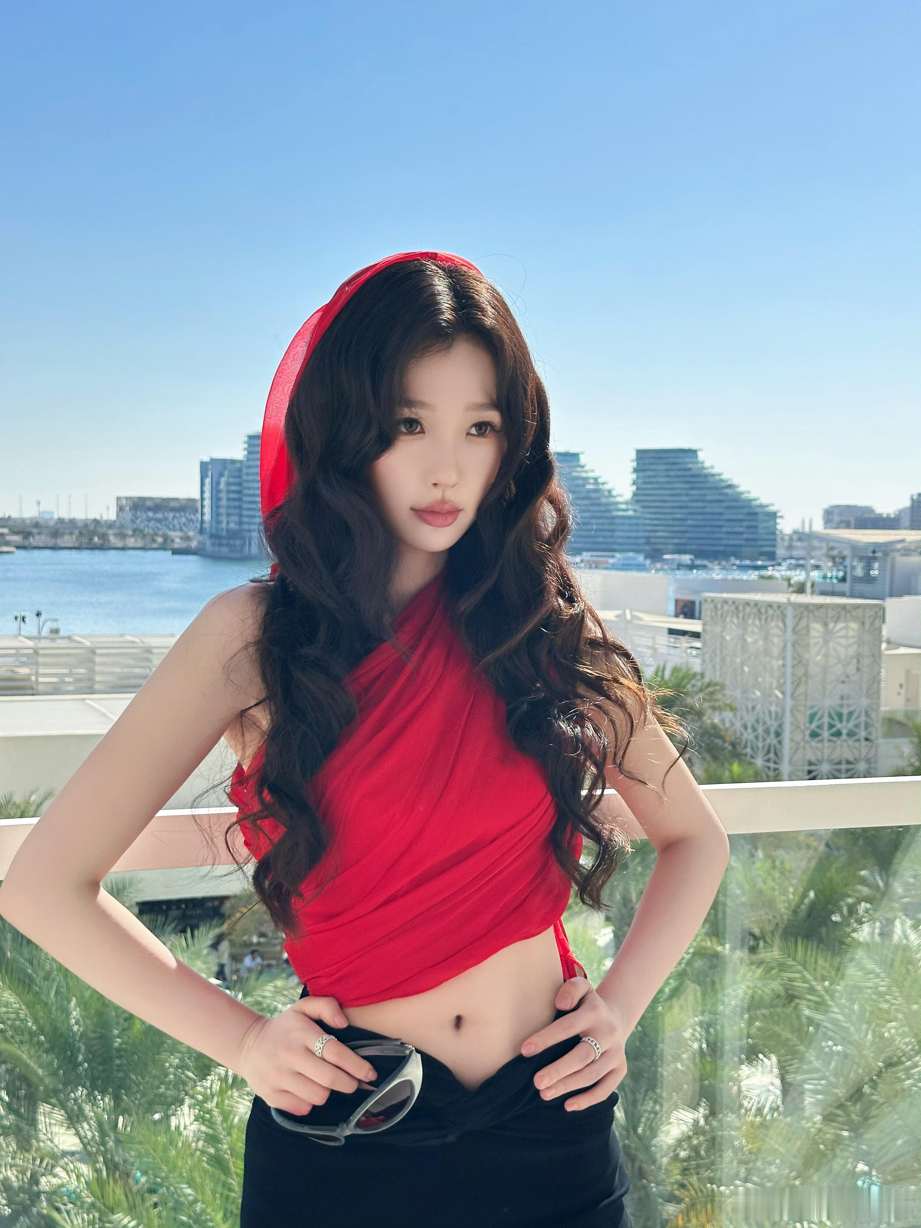 虞书欣[超话]  欣欣真的超级适合穿这种亮色对衣服，明媚女王就是。我将喜欢虞书欣