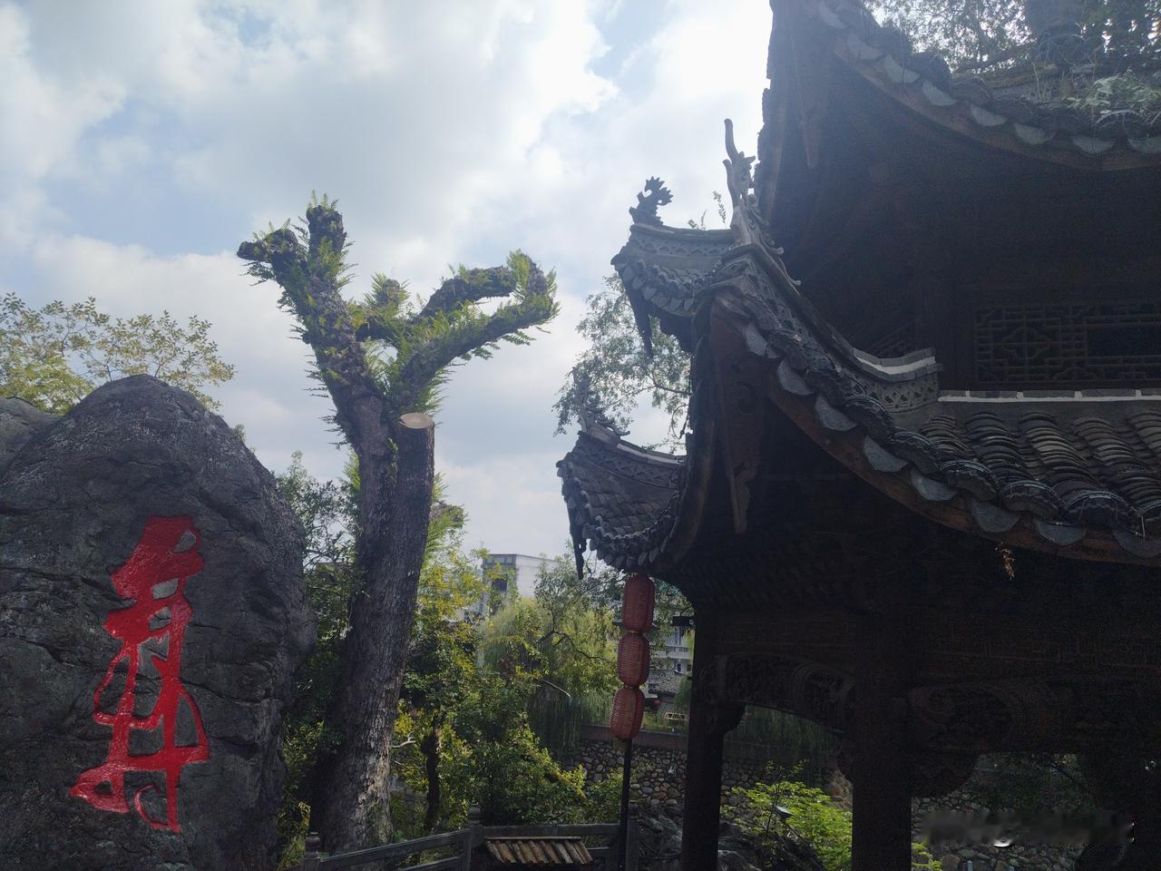 今天来在长汀古城游玩时看到一个石刻写着一个字，看了半天没认出来是什么字。有人知道