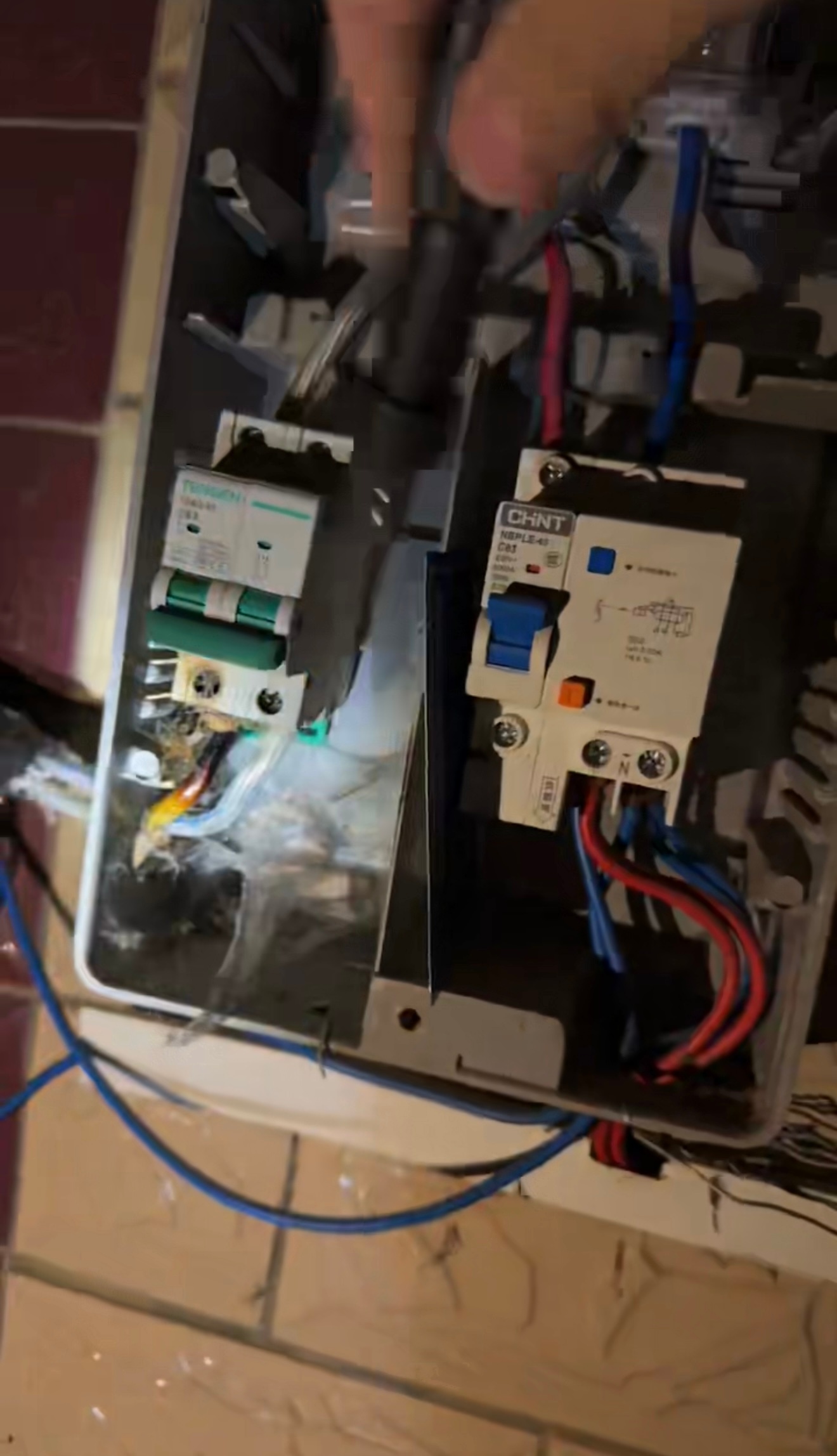 这次回来还是没逃过停电的bug，保险烧了，正在等抢修的过来。天气太冷没空调受不住