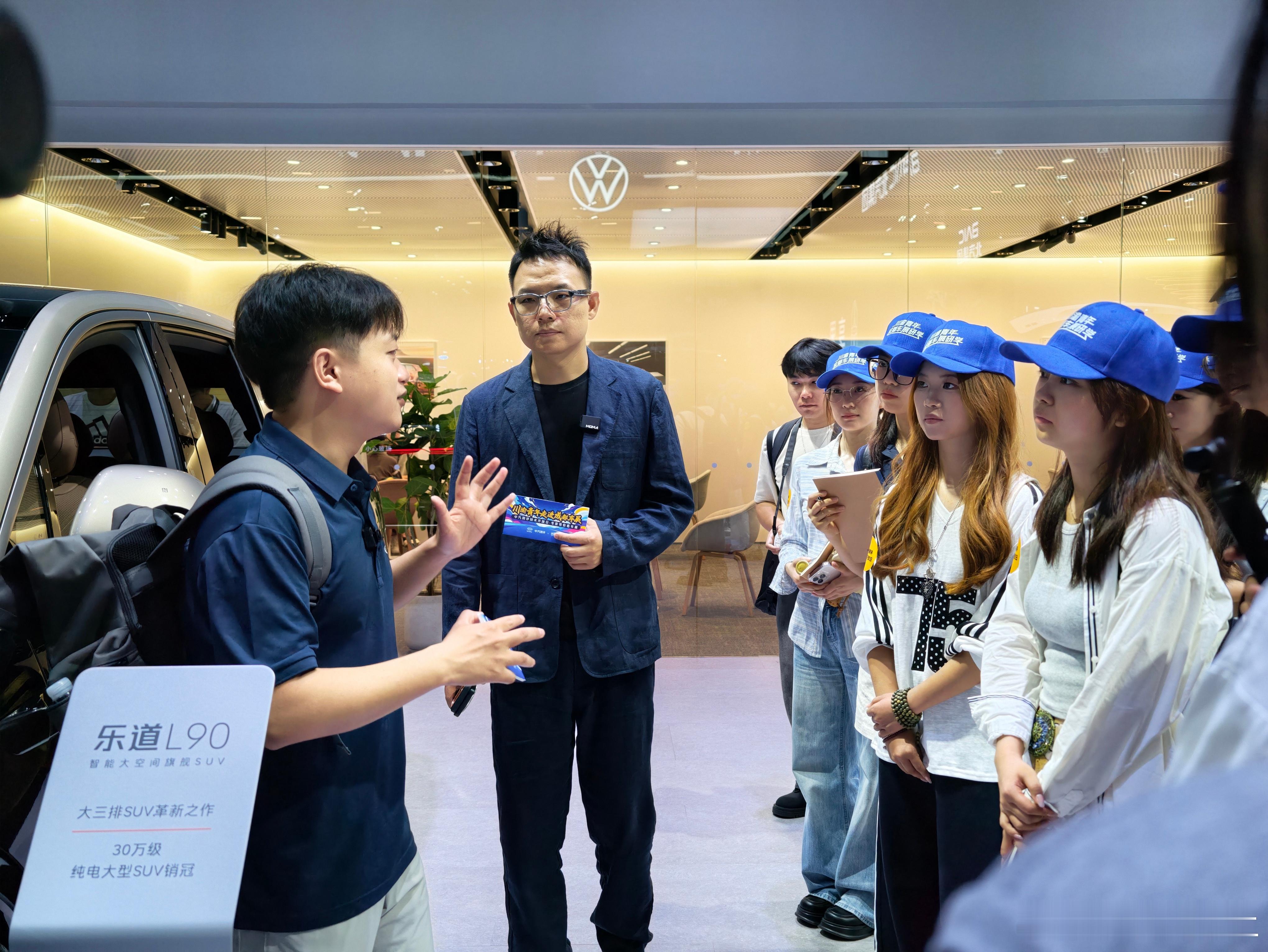跟随中汽中心中汽测评专家常老师，同黑于先生带领青年朋友们换个角度用“X光视角”再