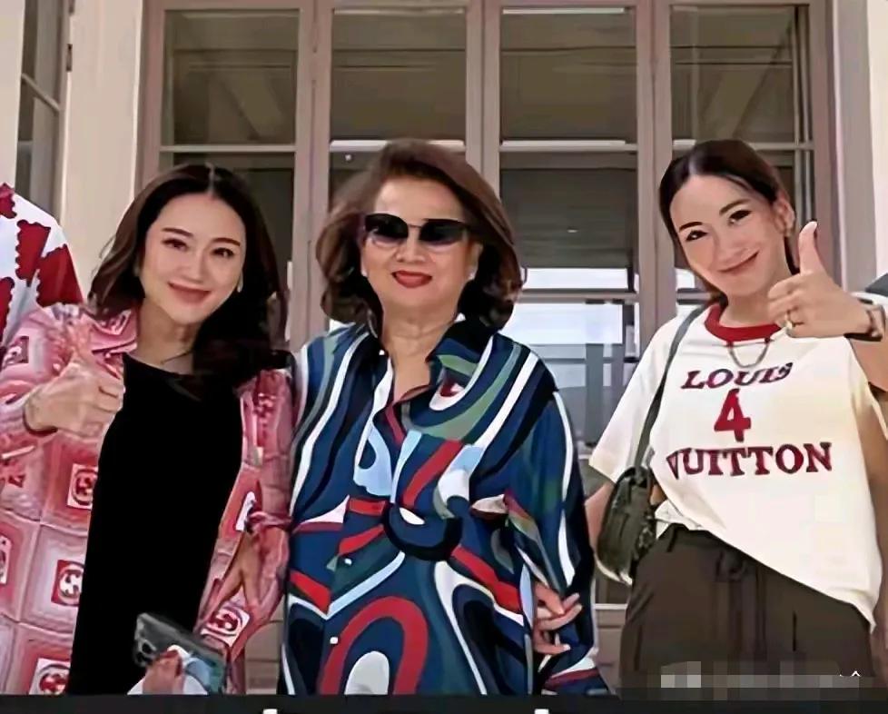 他信两个女儿某个瞬间看起来好像双胞胎哦，两姐妹五官长得好像年轻时的他信，果然闺女