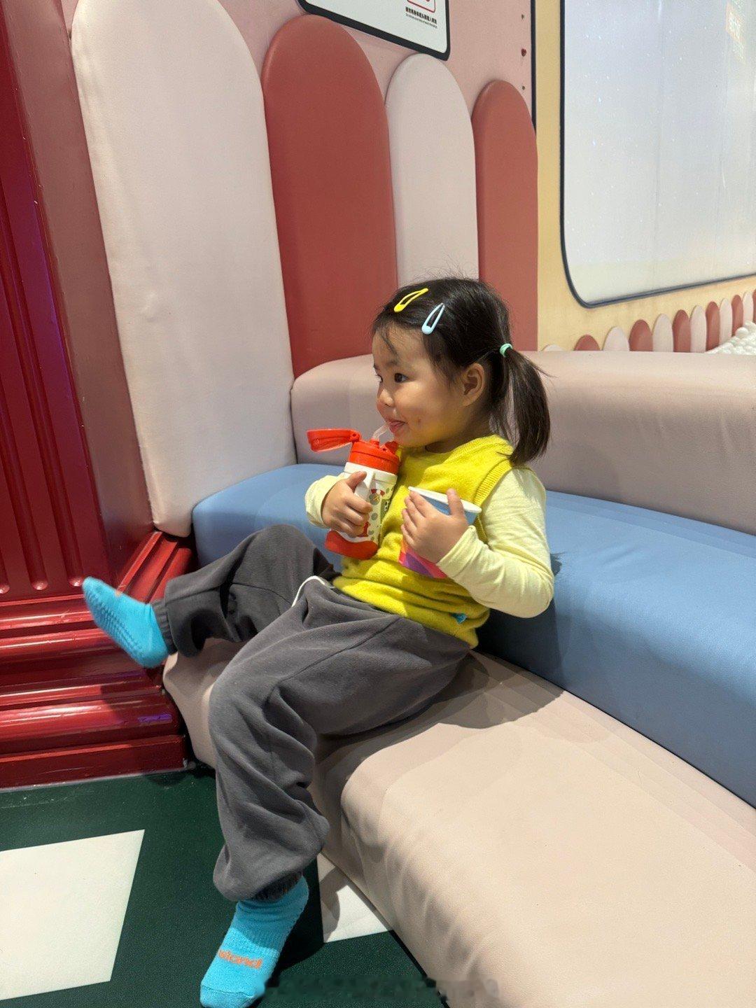 玩太疯在游乐场尿裤子。小孩说要尿尿，但是因为太想玩，不想去厕所，她爸再问的时候，