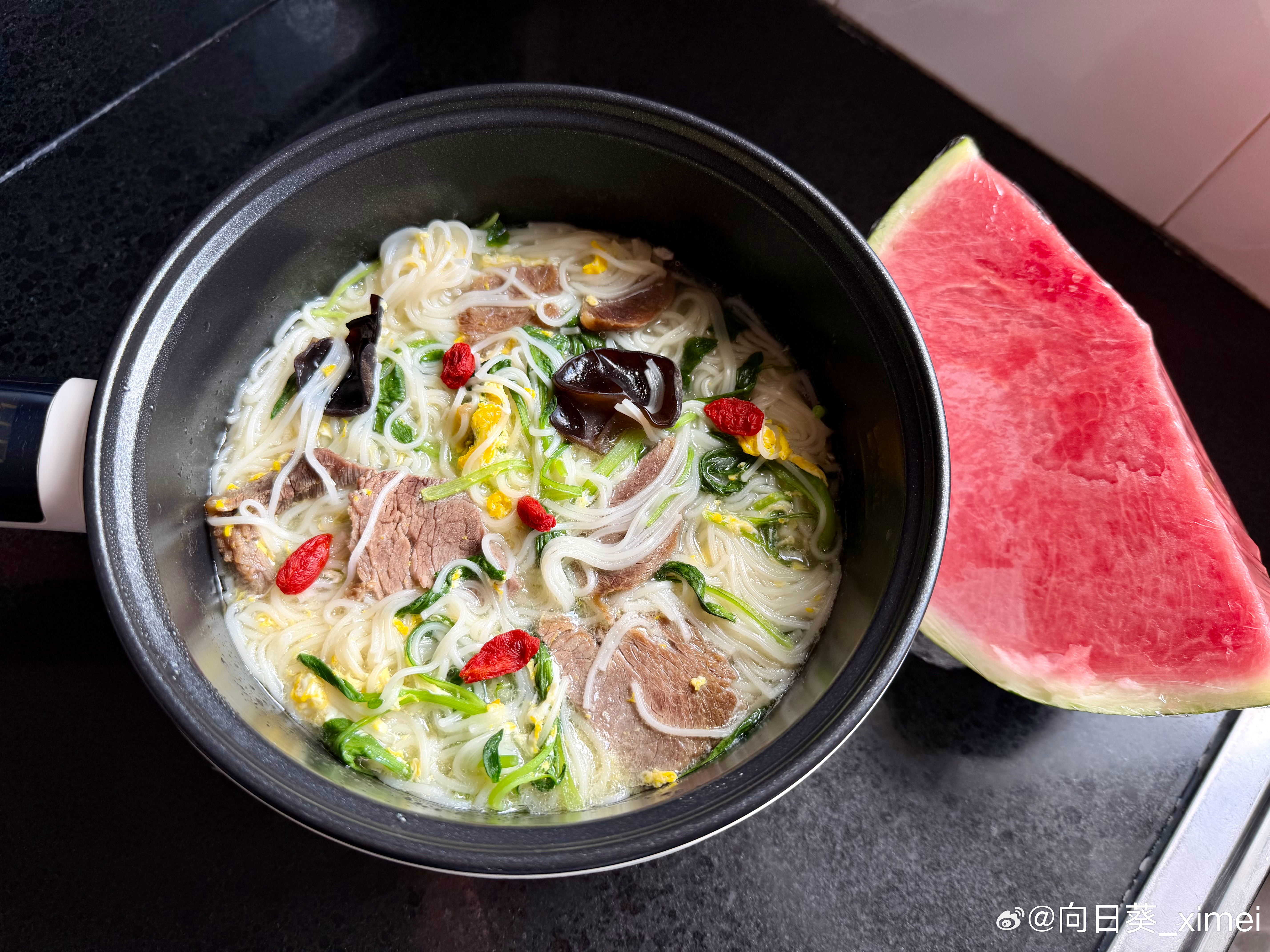 每日一餐分享大伏天食欲萎靡不想动唯有煮一锅笃烂面能唤醒味蕾鸡毛菜牛肉片黑木耳鸡蛋