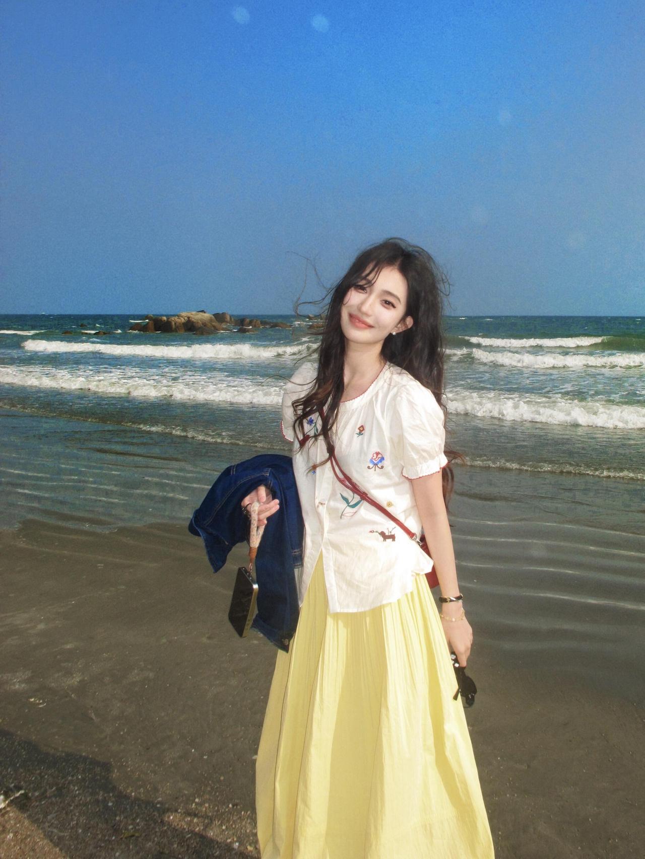 海边漫步阳光明媚少女笑靥如花海边元气少女 活力少女穿搭