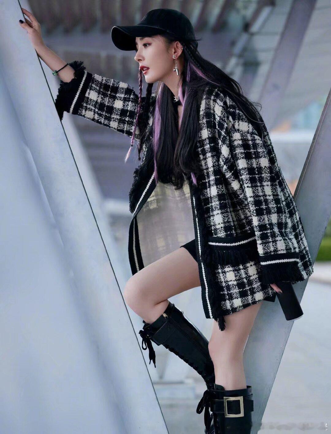 杨幂  🦊杨幂公牛品牌全球代言人 其实我们的生命就是这样一天一天地转动过去。秒