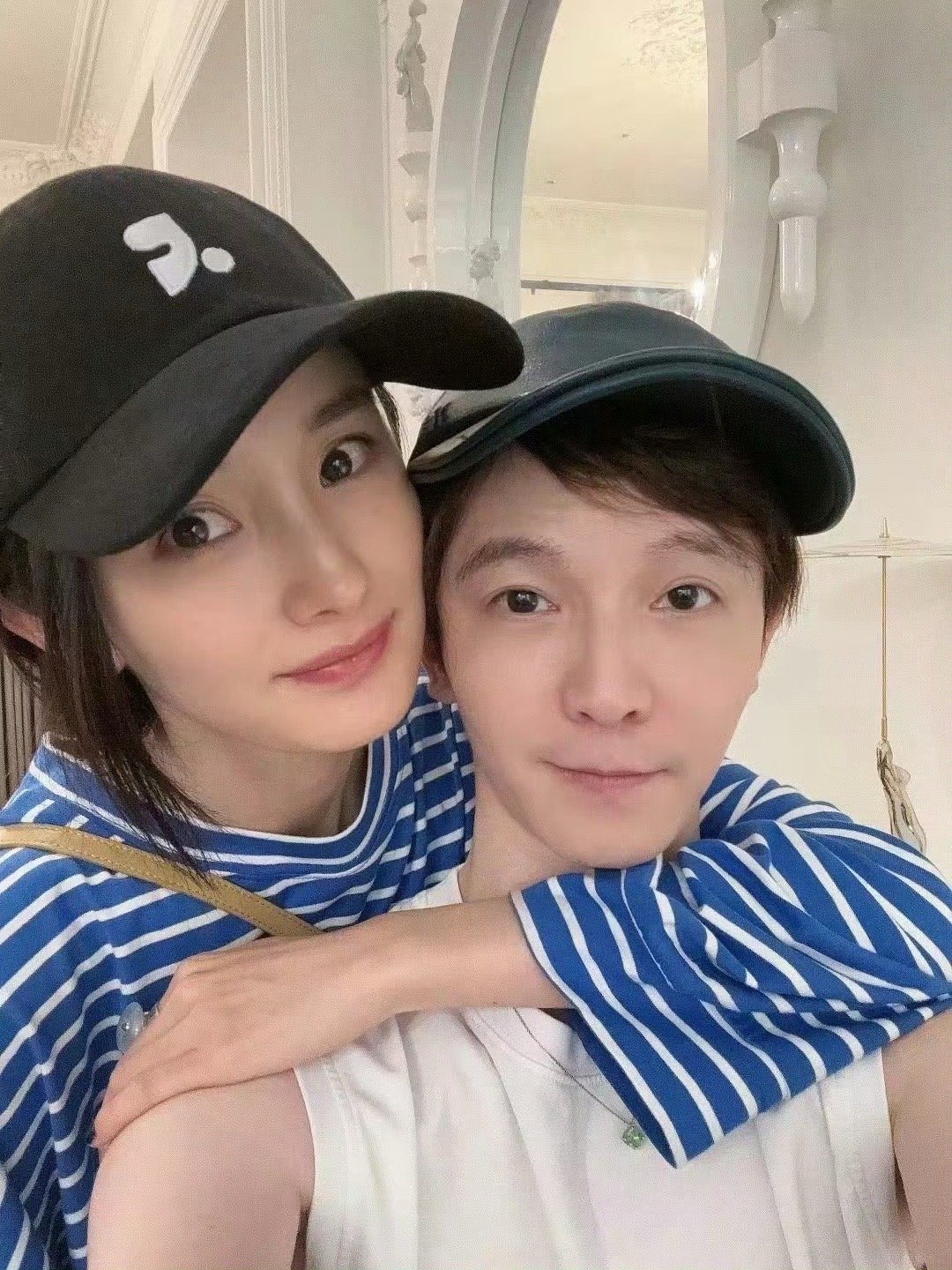 杨幂郭敬明最新合照  杨幂郭敬明合影 杨幂郭敬明最新合照！！幂姐状态也太好了吧，